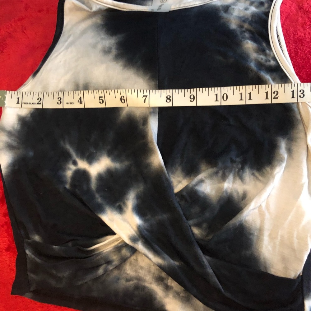 - Women sleeveless top. Size small - Picture 8 of 15